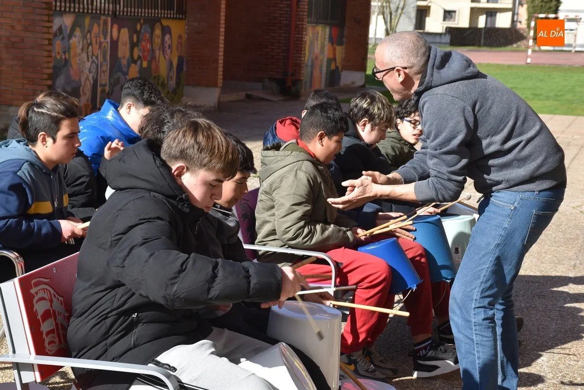 Foto 3 - El IES Fray Diego disfruta con m&uacute;sica en directo de su cl&aacute;sico D&iacute;a de la Convivencia
