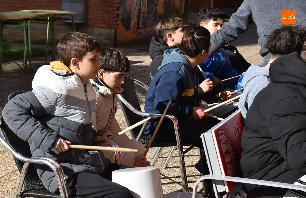 Foto 4 - El IES Fray Diego disfruta con m&uacute;sica en directo de su cl&aacute;sico D&iacute;a de la Convivencia