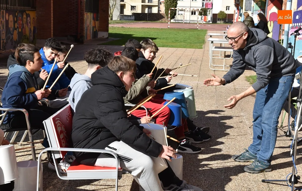 Foto 5 - El IES Fray Diego disfruta con m&uacute;sica en directo de su cl&aacute;sico D&iacute;a de la Convivencia