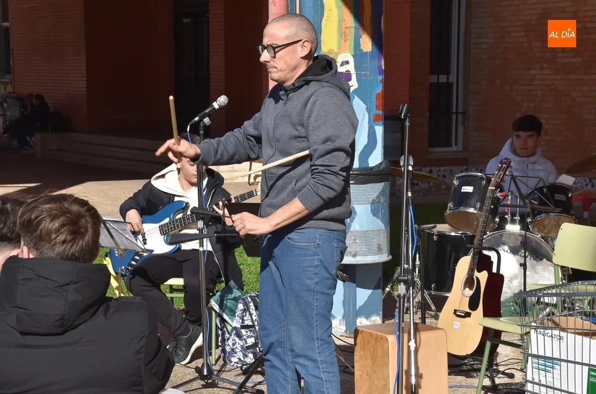 Foto 7 - El IES Fray Diego disfruta con m&uacute;sica en directo de su cl&aacute;sico D&iacute;a de la Convivencia