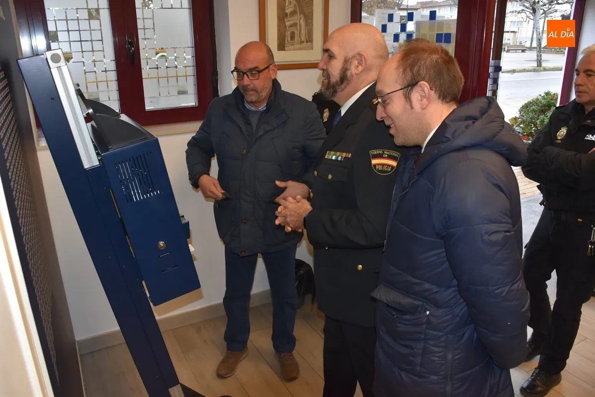 Foto 2 - Operativa la m&aacute;quina para renovar los certificados de los DNIs electr&oacute;nicos sin salir de Ciudad Rodrigo