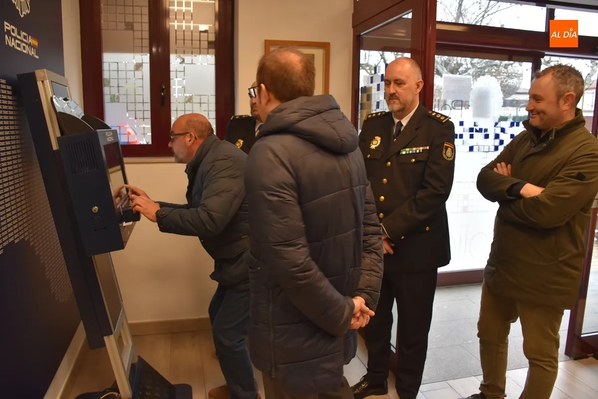 Foto 4 - Operativa la m&aacute;quina para renovar los certificados de los DNIs electr&oacute;nicos sin salir de Ciudad Rodrigo