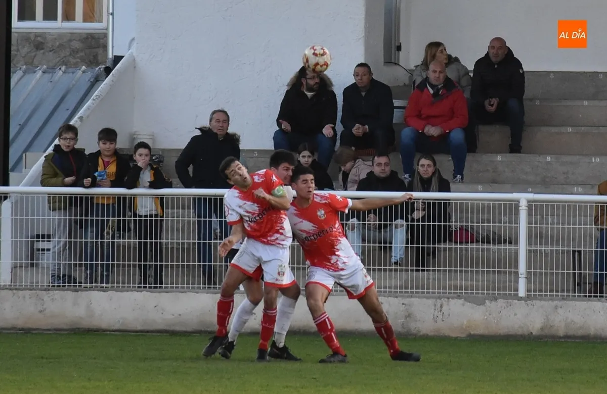 Foto 2 - El Ciudad Rodrigo deja escapar al final la victoria ante un rival directo y concluye la 1&ordf; vuelta en descenso
