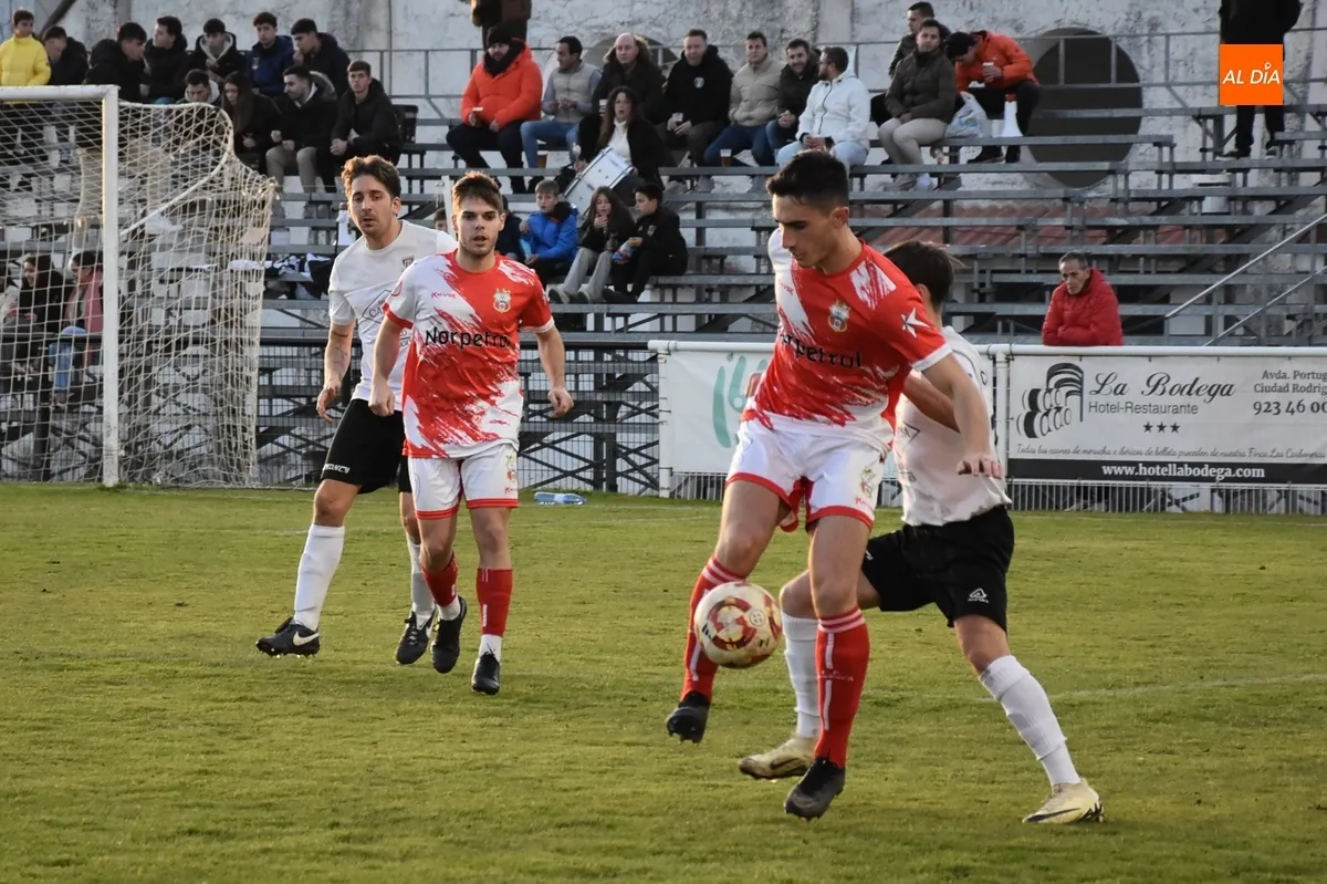 Foto 3 - El Ciudad Rodrigo deja escapar al final la victoria ante un rival directo y concluye la 1&ordf; vuelta en descenso