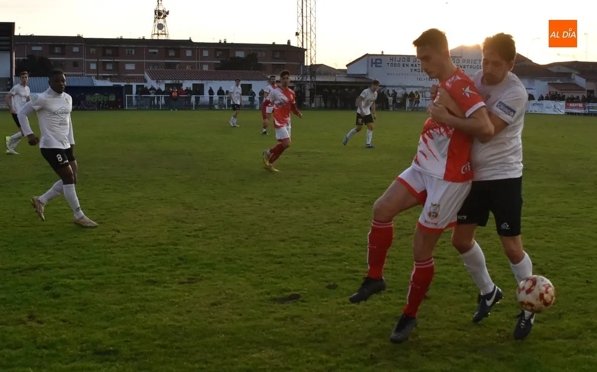 Foto 4 - El Ciudad Rodrigo deja escapar al final la victoria ante un rival directo y concluye la 1&ordf; vuelta en descenso