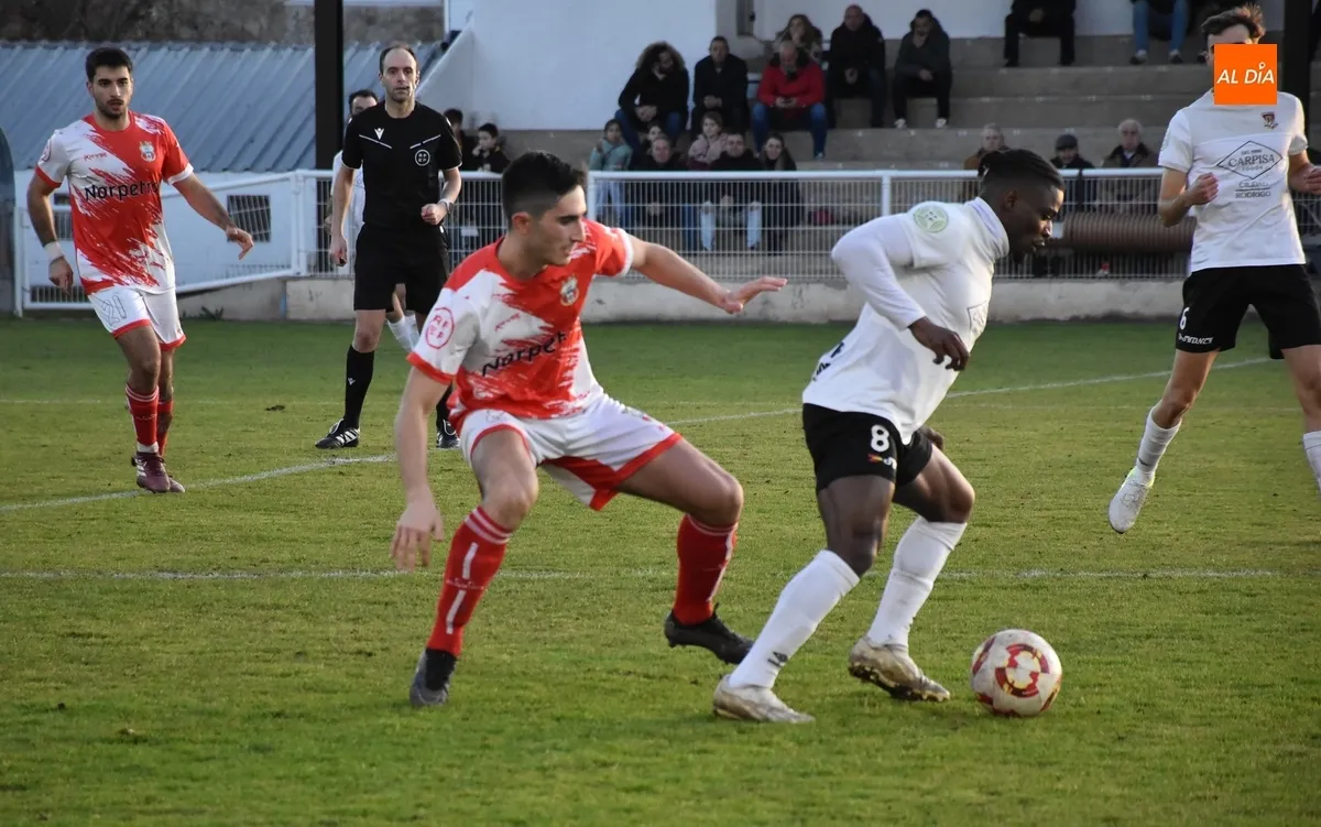 Foto 5 - El Ciudad Rodrigo deja escapar al final la victoria ante un rival directo y concluye la 1&ordf; vuelta en descenso