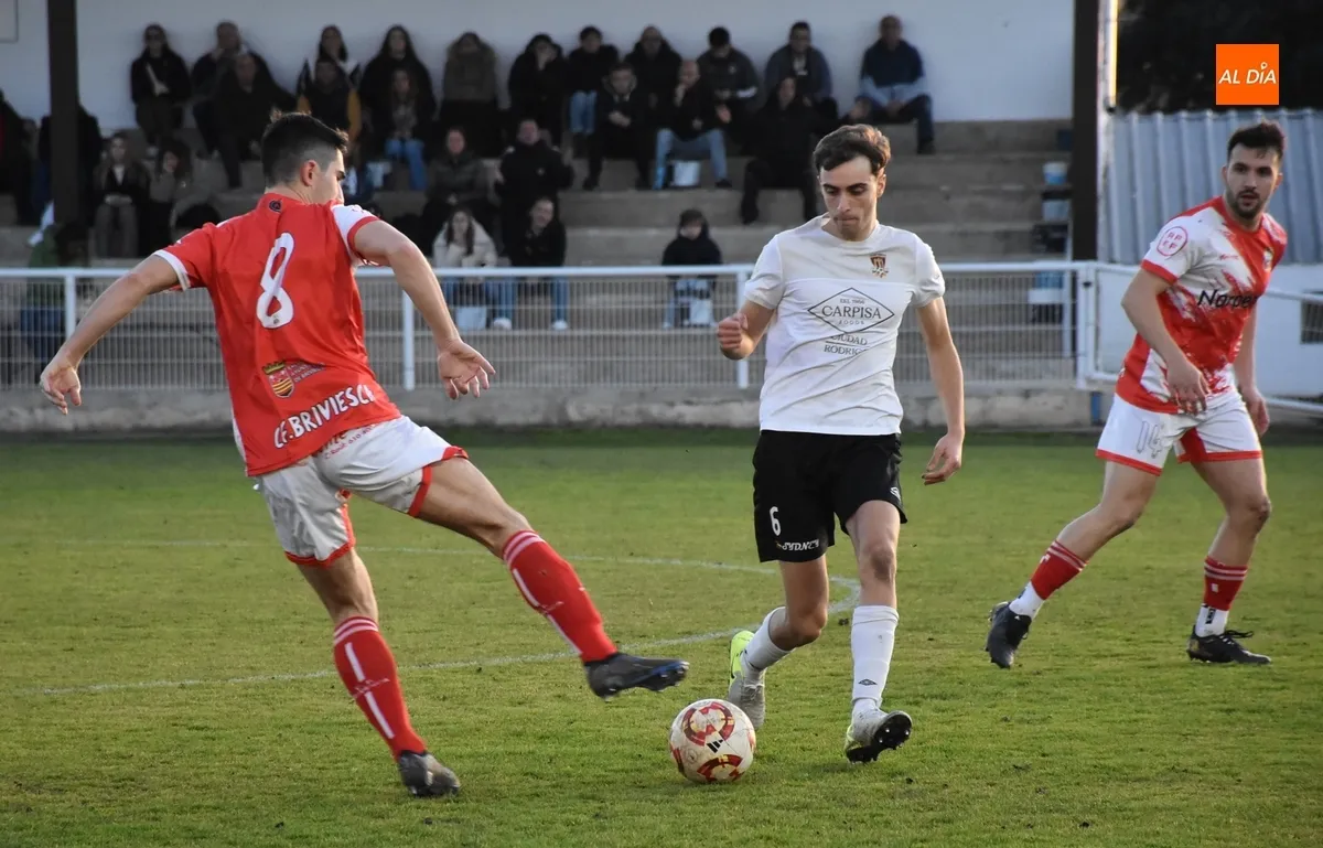 Foto 6 - El Ciudad Rodrigo deja escapar al final la victoria ante un rival directo y concluye la 1&ordf; vuelta en descenso