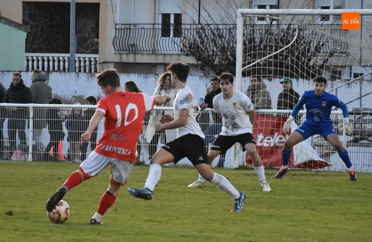 Foto 7 - El Ciudad Rodrigo deja escapar al final la victoria ante un rival directo y concluye la 1&ordf; vuelta en descenso