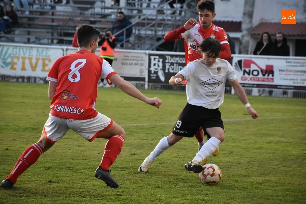 Foto 8 - El Ciudad Rodrigo deja escapar al final la victoria ante un rival directo y concluye la 1&ordf; vuelta en descenso