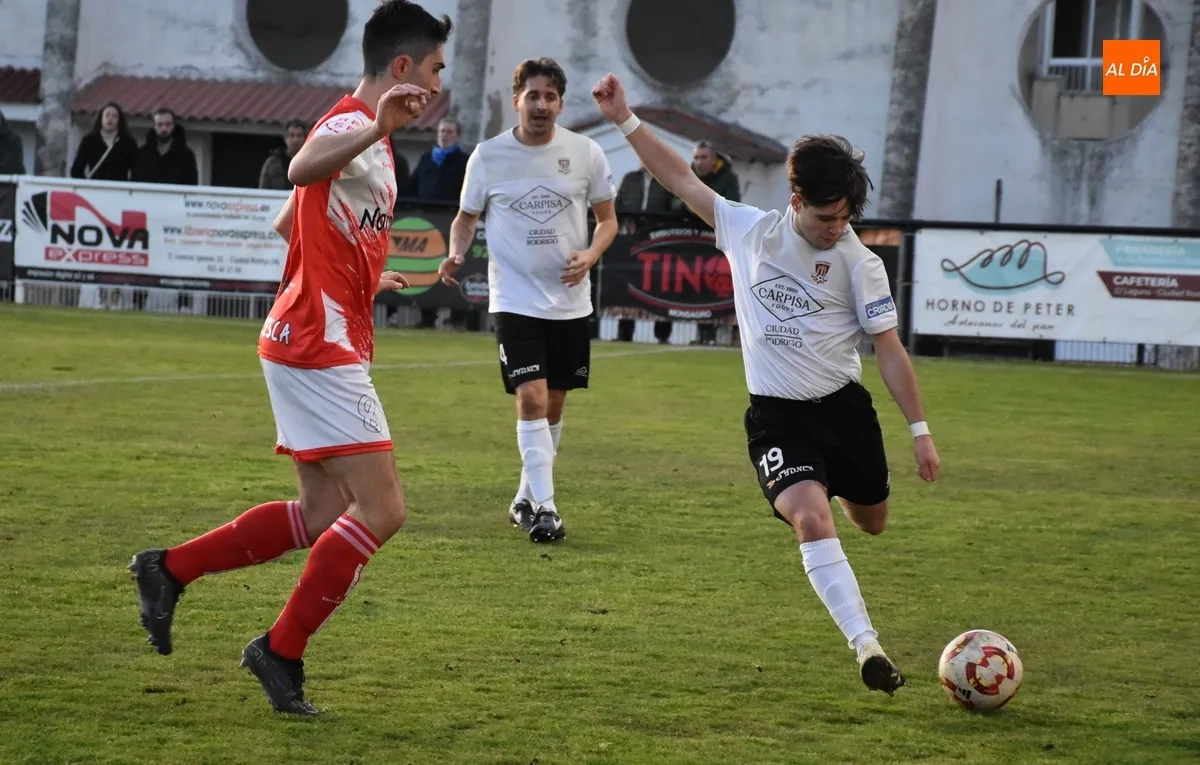 Foto 9 - El Ciudad Rodrigo deja escapar al final la victoria ante un rival directo y concluye la 1&ordf; vuelta en descenso