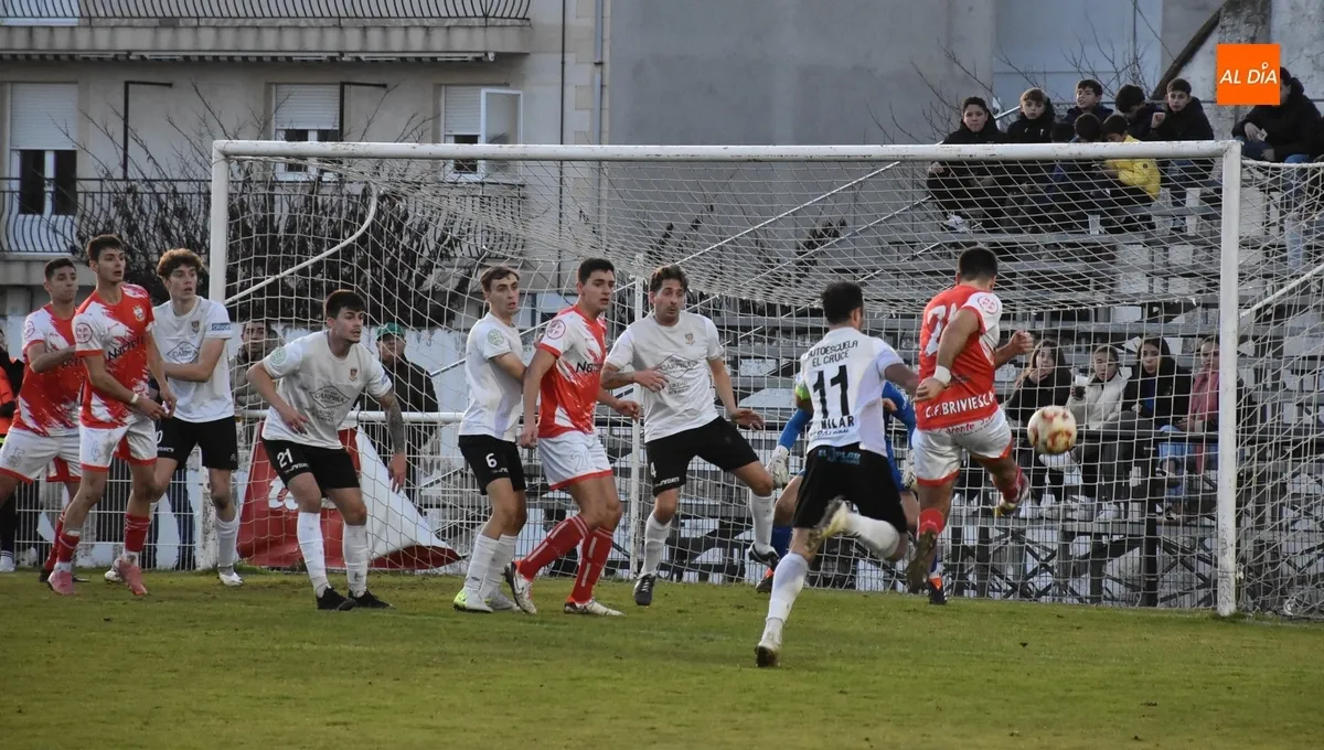 Foto 10 - El Ciudad Rodrigo deja escapar al final la victoria ante un rival directo y concluye la 1&ordf; vuelta en descenso