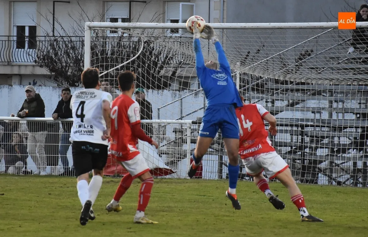 Foto 11 - El Ciudad Rodrigo deja escapar al final la victoria ante un rival directo y concluye la 1&ordf; vuelta en descenso