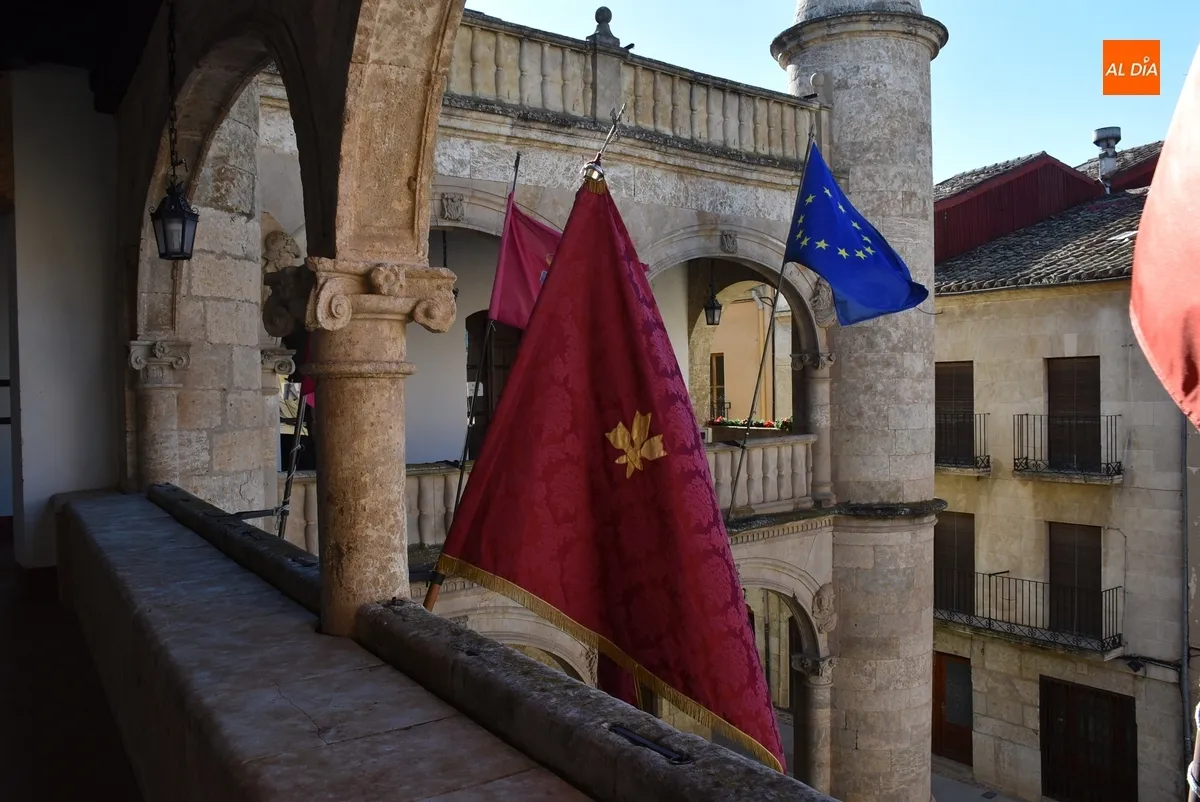 Foto 4 - La balconada de la Casa Consistorial a&ntilde;ade a las banderas el pend&oacute;n de San Sebasti&aacute;n