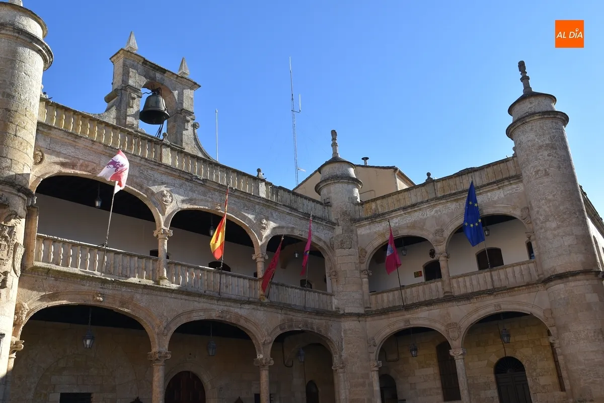 Foto 3 - La balconada de la Casa Consistorial a&ntilde;ade a las banderas el pend&oacute;n de San Sebasti&aacute;n