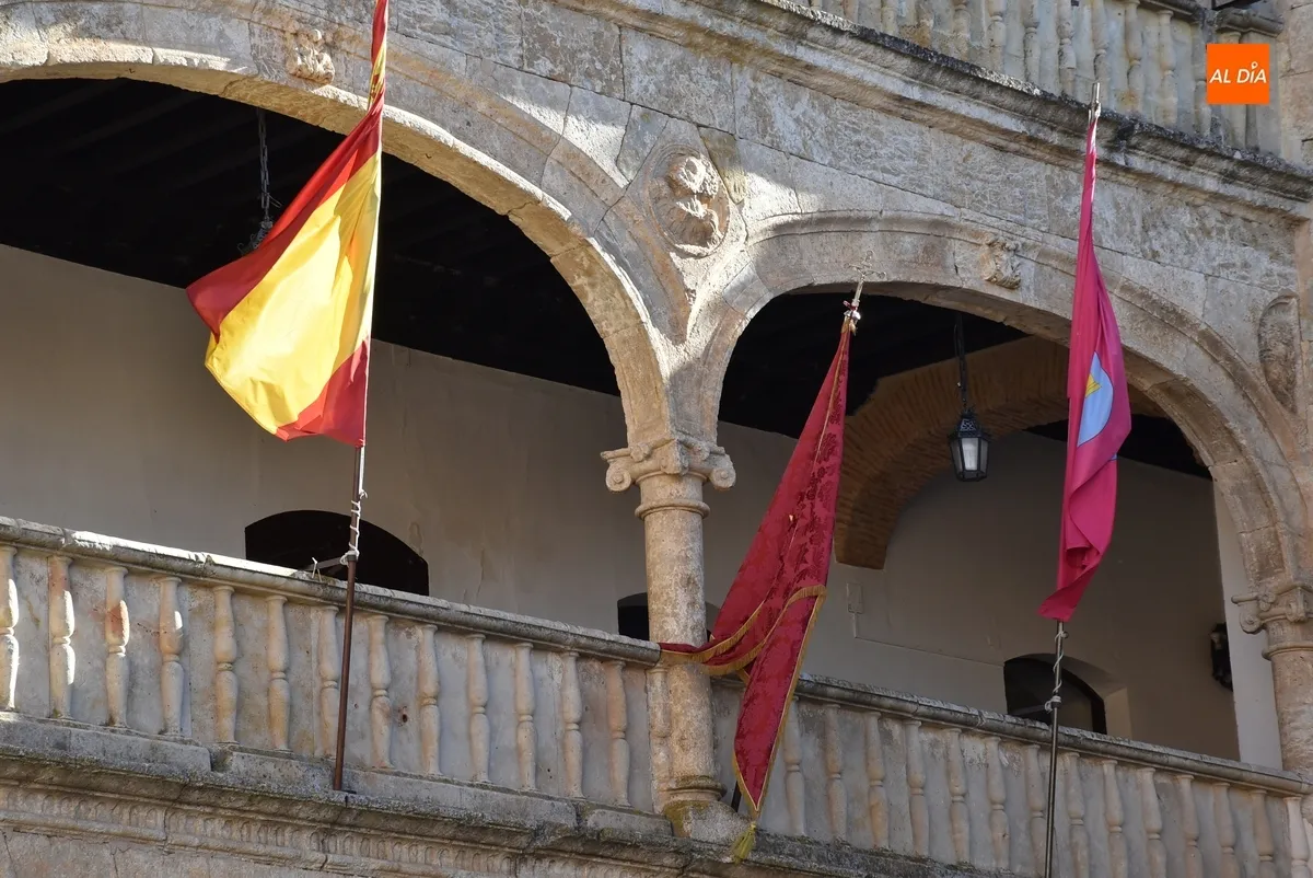 Foto 2 - La balconada de la Casa Consistorial a&ntilde;ade a las banderas el pend&oacute;n de San Sebasti&aacute;n