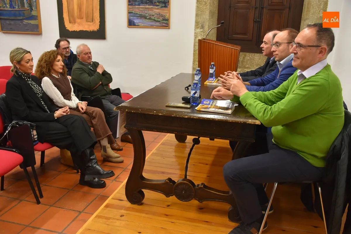 Foto 2 - Jos&eacute; Talavera presenta en Ciudad Rodrigo su libro '50 lugares m&aacute;gicos de Salamanca'