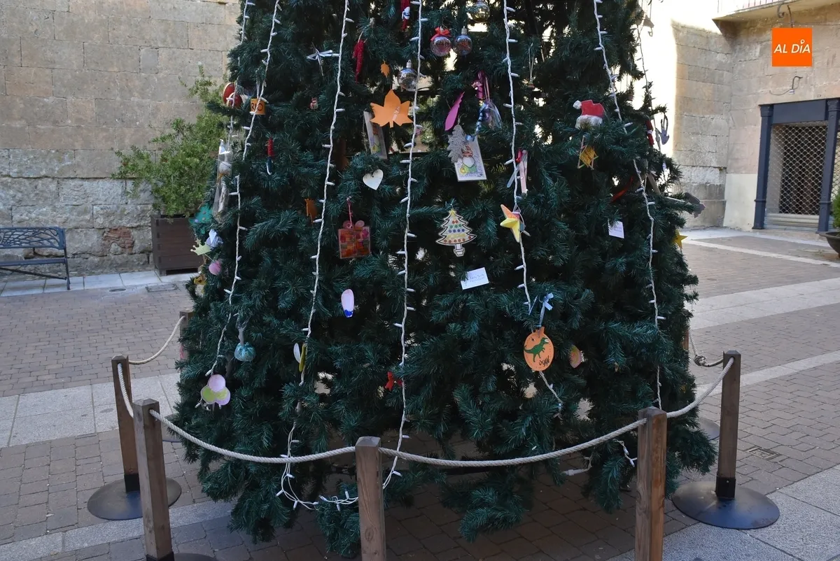 Foto 4 - Retirado el &aacute;rbol de la calle Madrid, que ha ido sufriendo sustracciones de adornos