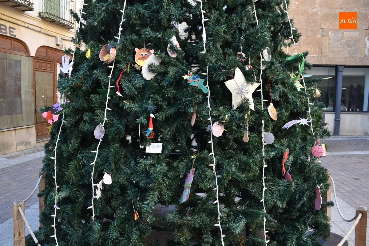Foto 3 - Retirado el &aacute;rbol de la calle Madrid, que ha ido sufriendo sustracciones de adornos
