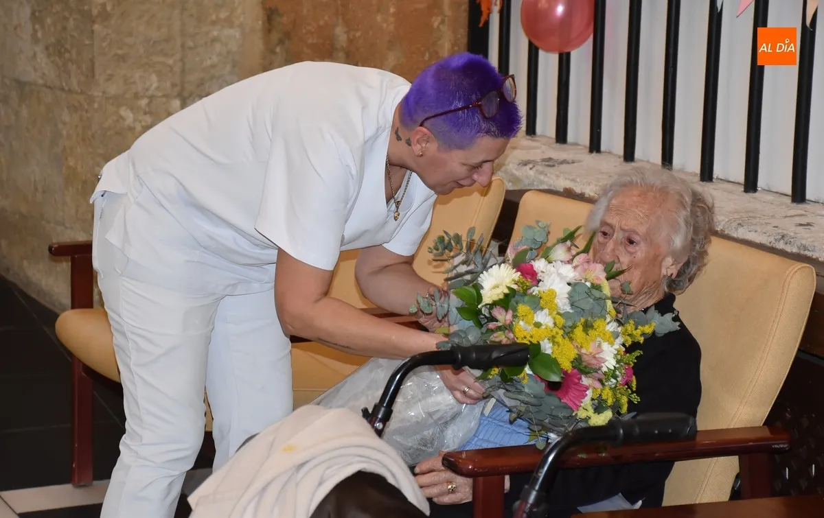 Foto 2 - Fl&eacute;rida Casta&ntilde;o Mart&iacute;n sopla las velas por su 107 cumplea&ntilde;os