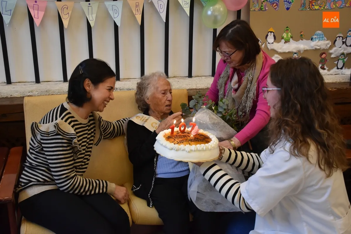 Foto 4 - Fl&eacute;rida Casta&ntilde;o Mart&iacute;n sopla las velas por su 107 cumplea&ntilde;os