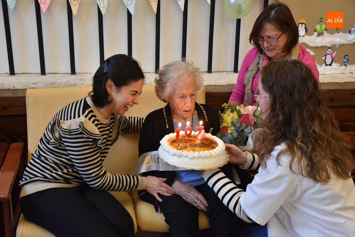 Flérida Castaño Martín sopla las velas por su 107 cumpleaños