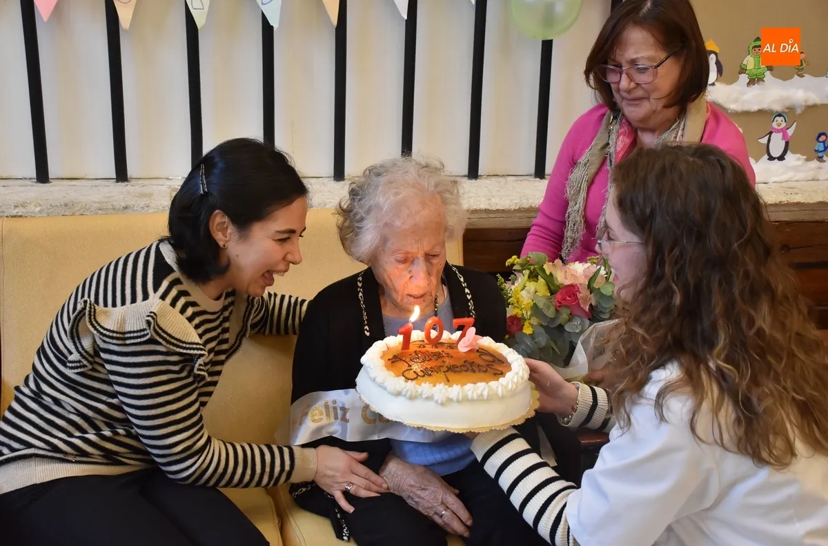 Foto 5 - Fl&eacute;rida Casta&ntilde;o Mart&iacute;n sopla las velas por su 107 cumplea&ntilde;os