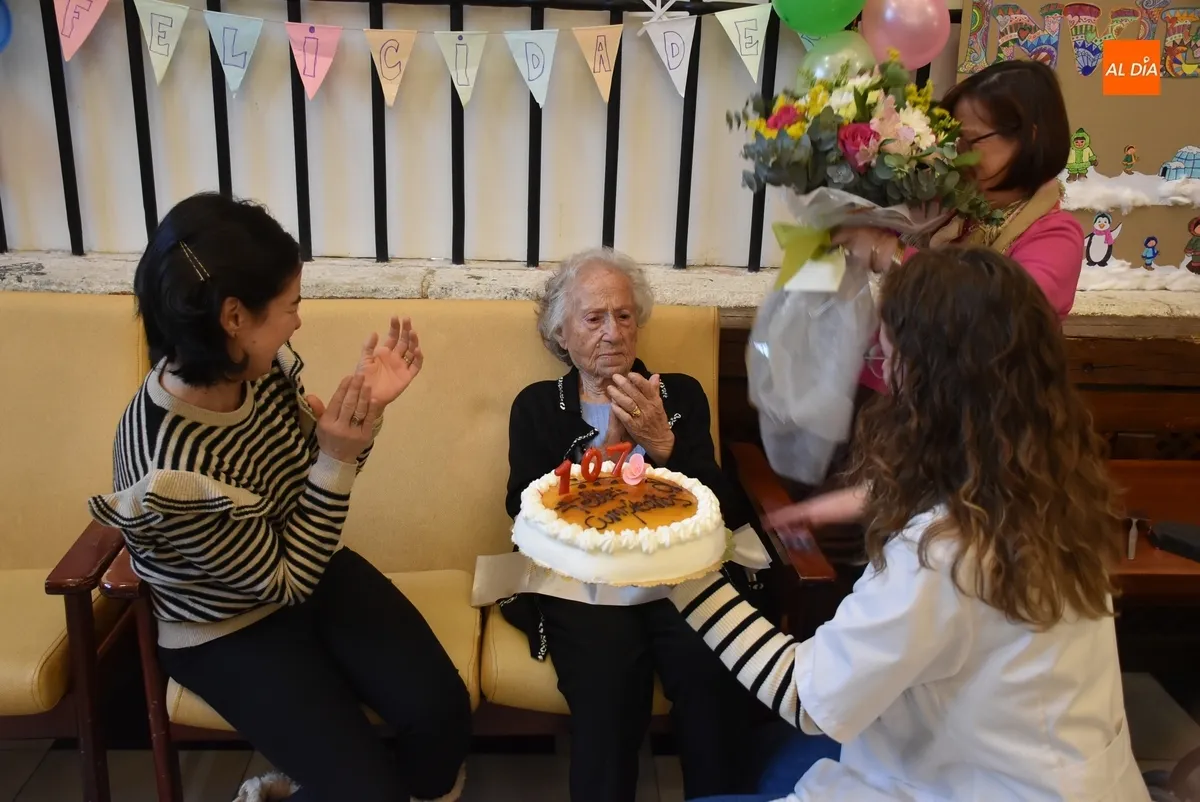 Foto 6 - Fl&eacute;rida Casta&ntilde;o Mart&iacute;n sopla las velas por su 107 cumplea&ntilde;os
