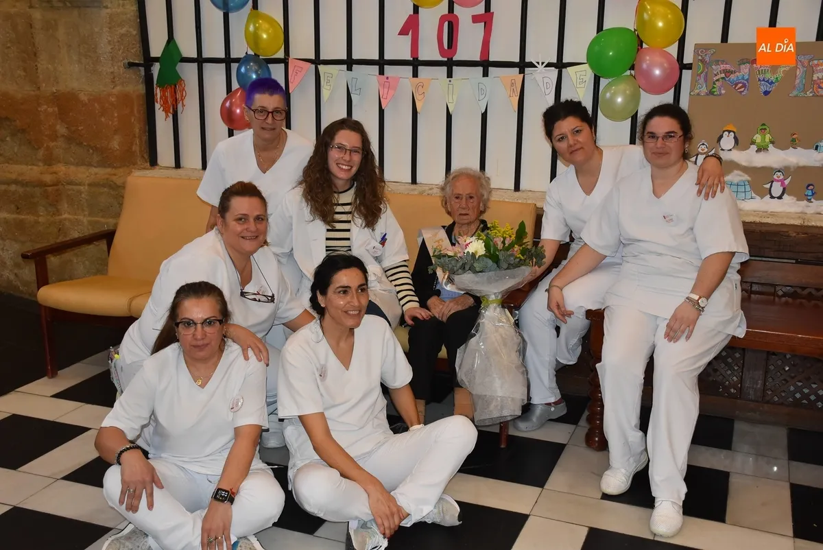 Foto 8 - Fl&eacute;rida Casta&ntilde;o Mart&iacute;n sopla las velas por su 107 cumplea&ntilde;os