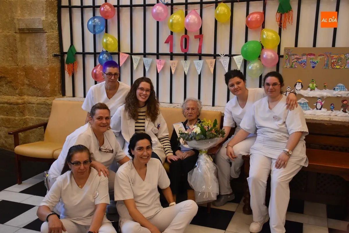 Foto 9 - Fl&eacute;rida Casta&ntilde;o Mart&iacute;n sopla las velas por su 107 cumplea&ntilde;os