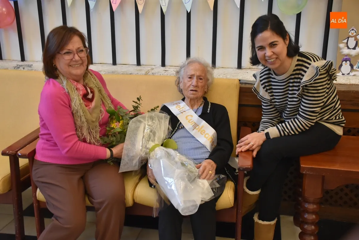 Foto 10 - Fl&eacute;rida Casta&ntilde;o Mart&iacute;n sopla las velas por su 107 cumplea&ntilde;os