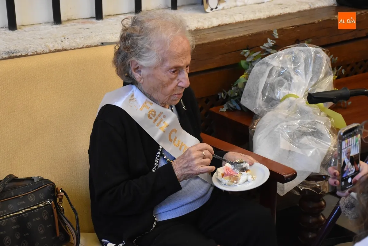 Foto 11 - Fl&eacute;rida Casta&ntilde;o Mart&iacute;n sopla las velas por su 107 cumplea&ntilde;os