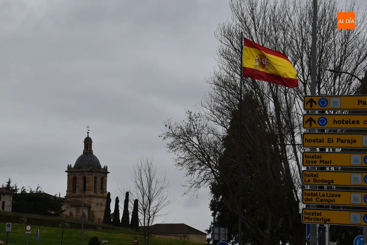 Foto 3 - Sustituida por operarios municipales la bandera de Espa&ntilde;a de la Glorieta del &Aacute;rbol Gordo