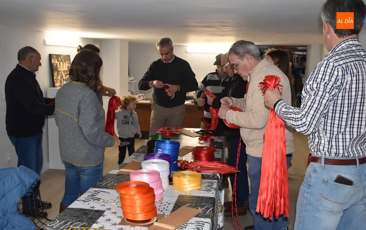 Foto 2 - Preparadas 14.000 gargantillas de 9 colores diferentes para la celebraci&oacute;n de San Blas