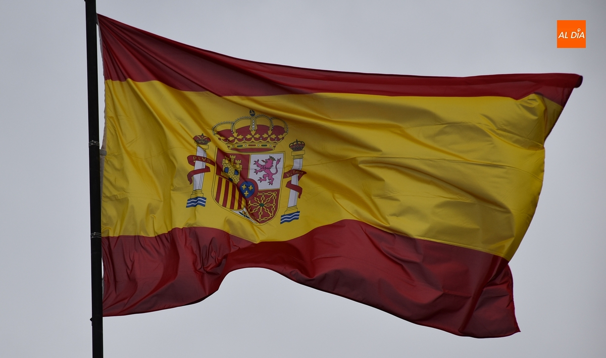 Sustituida por operarios municipales la bandera de España de la Glorieta del Árbol Gordo