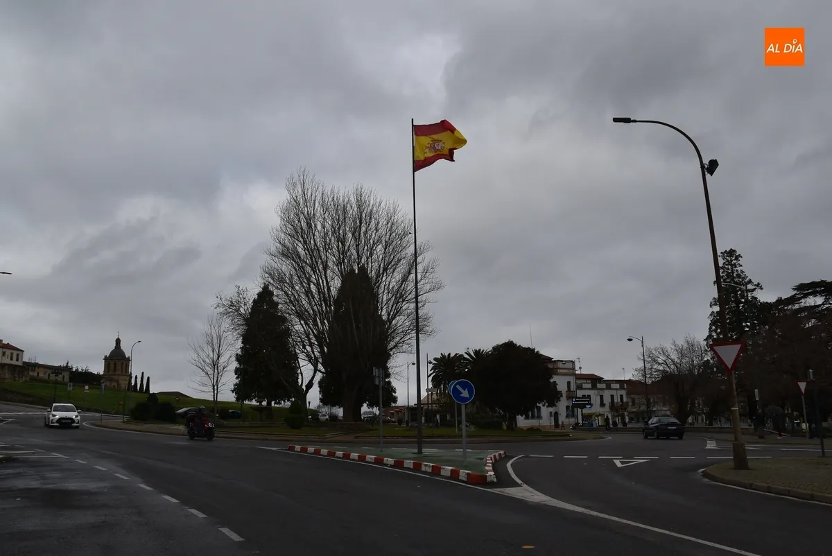 Foto 2 - Sustituida por operarios municipales la bandera de Espa&ntilde;a de la Glorieta del &Aacute;rbol Gordo