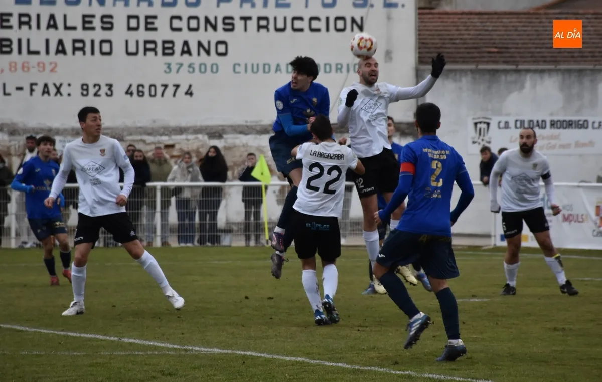 Foto 2 - El Ciudad Rodrigo rescata su cuarto 1-1 seguido en casa, que hasta supo a poco pese a acabar con 9