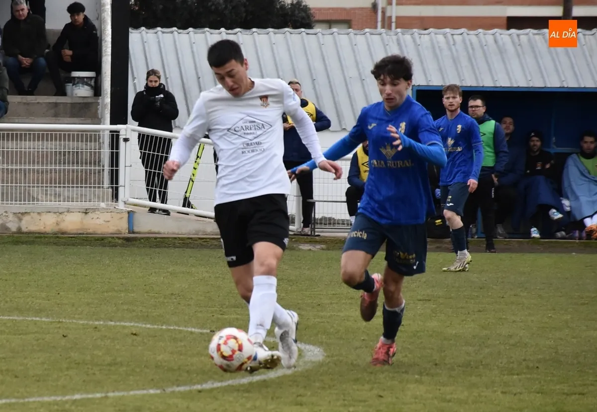 Foto 3 - El Ciudad Rodrigo rescata su cuarto 1-1 seguido en casa, que hasta supo a poco pese a acabar con 9