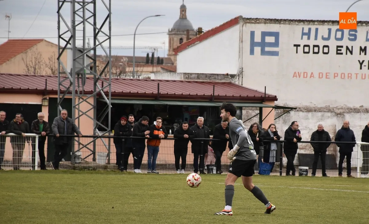 Foto 4 - El Ciudad Rodrigo rescata su cuarto 1-1 seguido en casa, que hasta supo a poco pese a acabar con 9