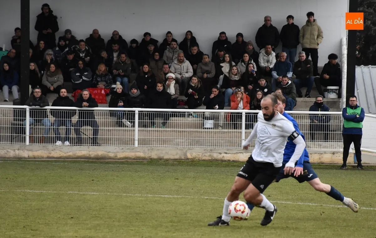 Foto 5 - El Ciudad Rodrigo rescata su cuarto 1-1 seguido en casa, que hasta supo a poco pese a acabar con 9