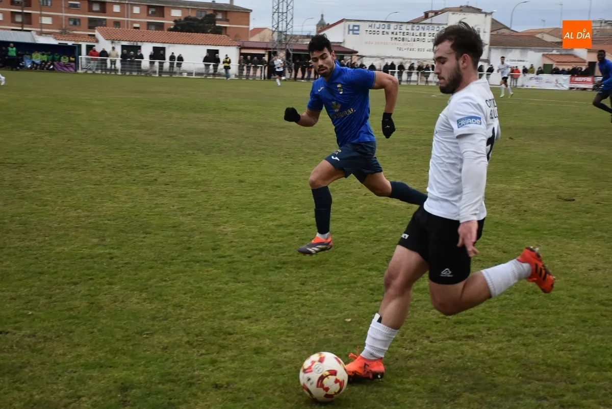 Foto 8 - El Ciudad Rodrigo rescata su cuarto 1-1 seguido en casa, que hasta supo a poco pese a acabar con 9