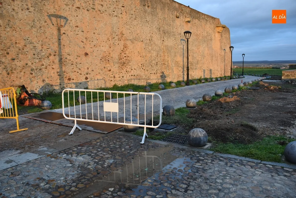 Foto 2 - En marcha el cambio de lateral de las farolas pr&oacute;ximas al Cuerpo de Guardia de San Pelayo
