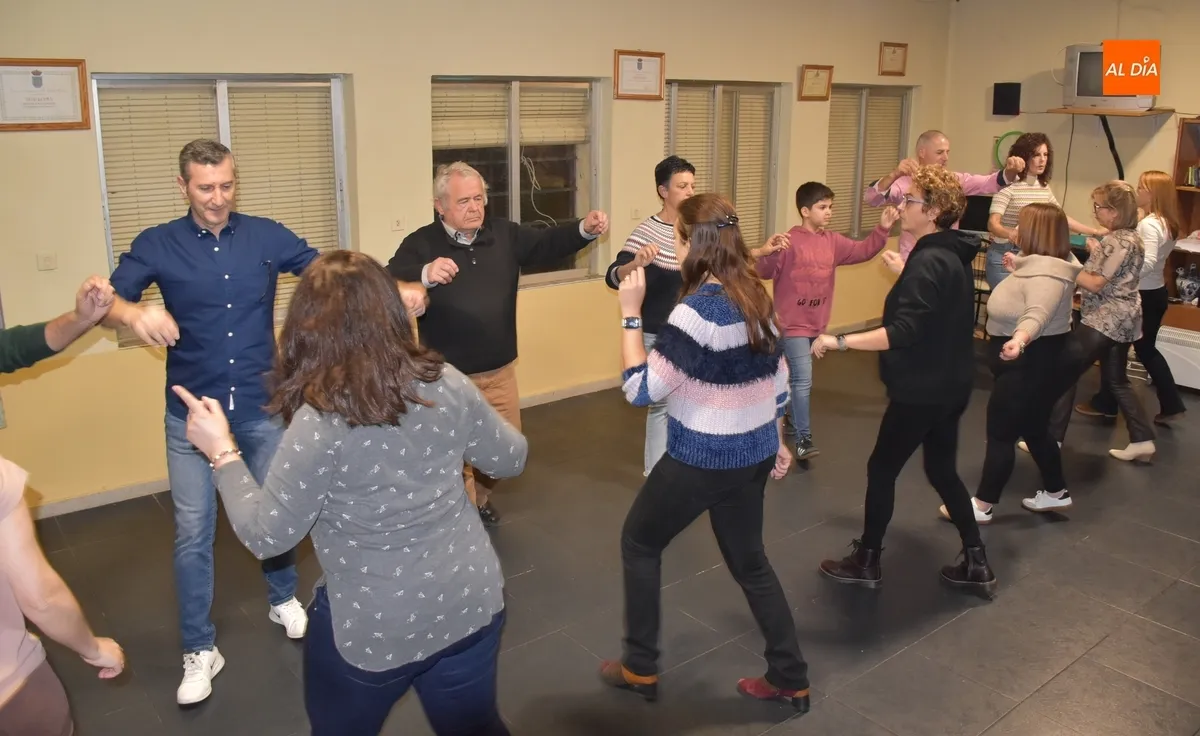Foto 3 - Ra&uacute;l Benito imparte un taller de bailes de Pe&ntilde;aparda en la Avenida de Espa&ntilde;a
