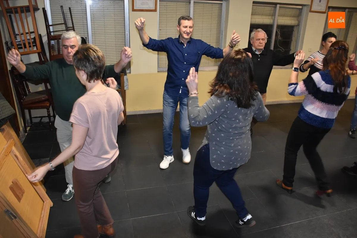 Foto 4 - Ra&uacute;l Benito imparte un taller de bailes de Pe&ntilde;aparda en la Avenida de Espa&ntilde;a