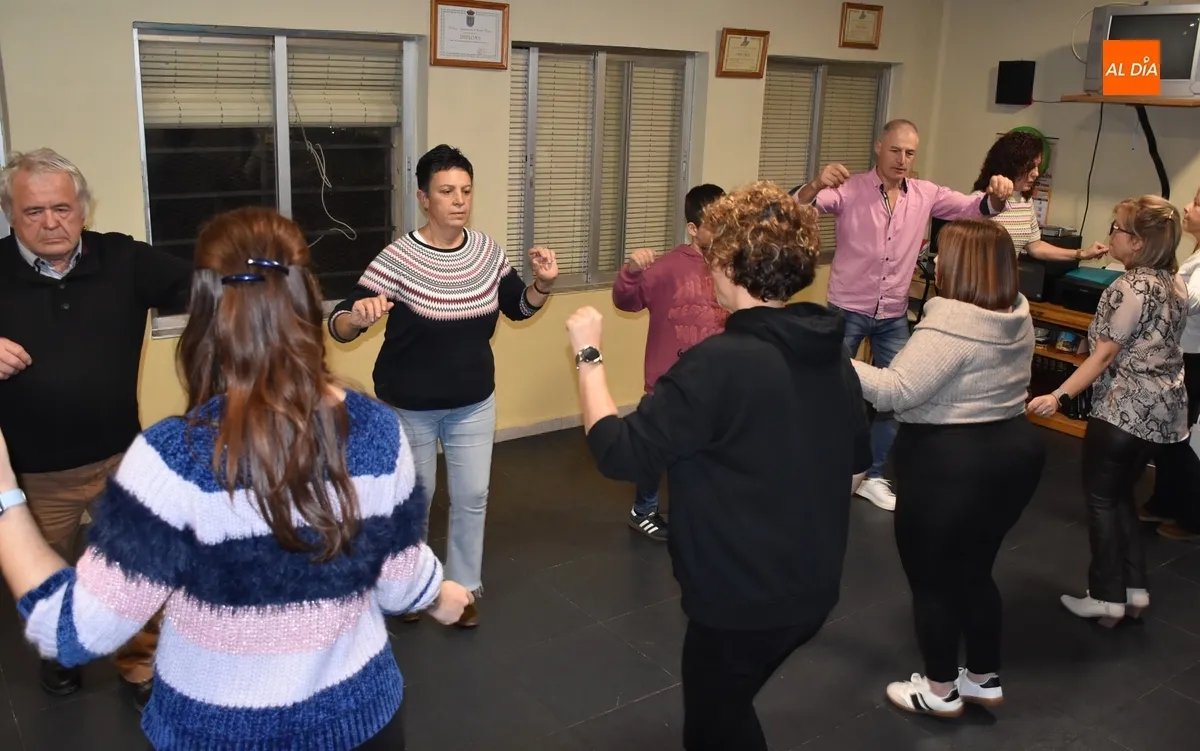 Foto 5 - Ra&uacute;l Benito imparte un taller de bailes de Pe&ntilde;aparda en la Avenida de Espa&ntilde;a