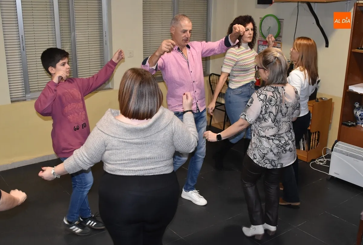 Foto 6 - Ra&uacute;l Benito imparte un taller de bailes de Pe&ntilde;aparda en la Avenida de Espa&ntilde;a