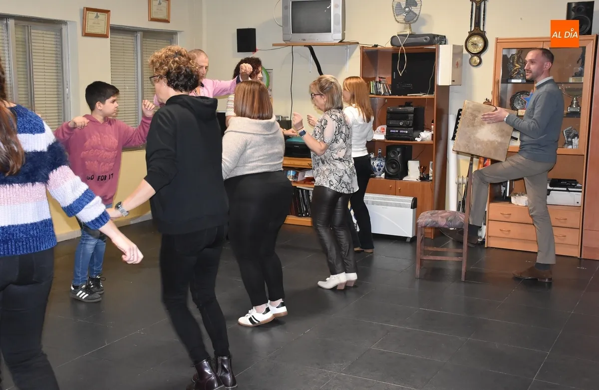 Foto 7 - Ra&uacute;l Benito imparte un taller de bailes de Pe&ntilde;aparda en la Avenida de Espa&ntilde;a