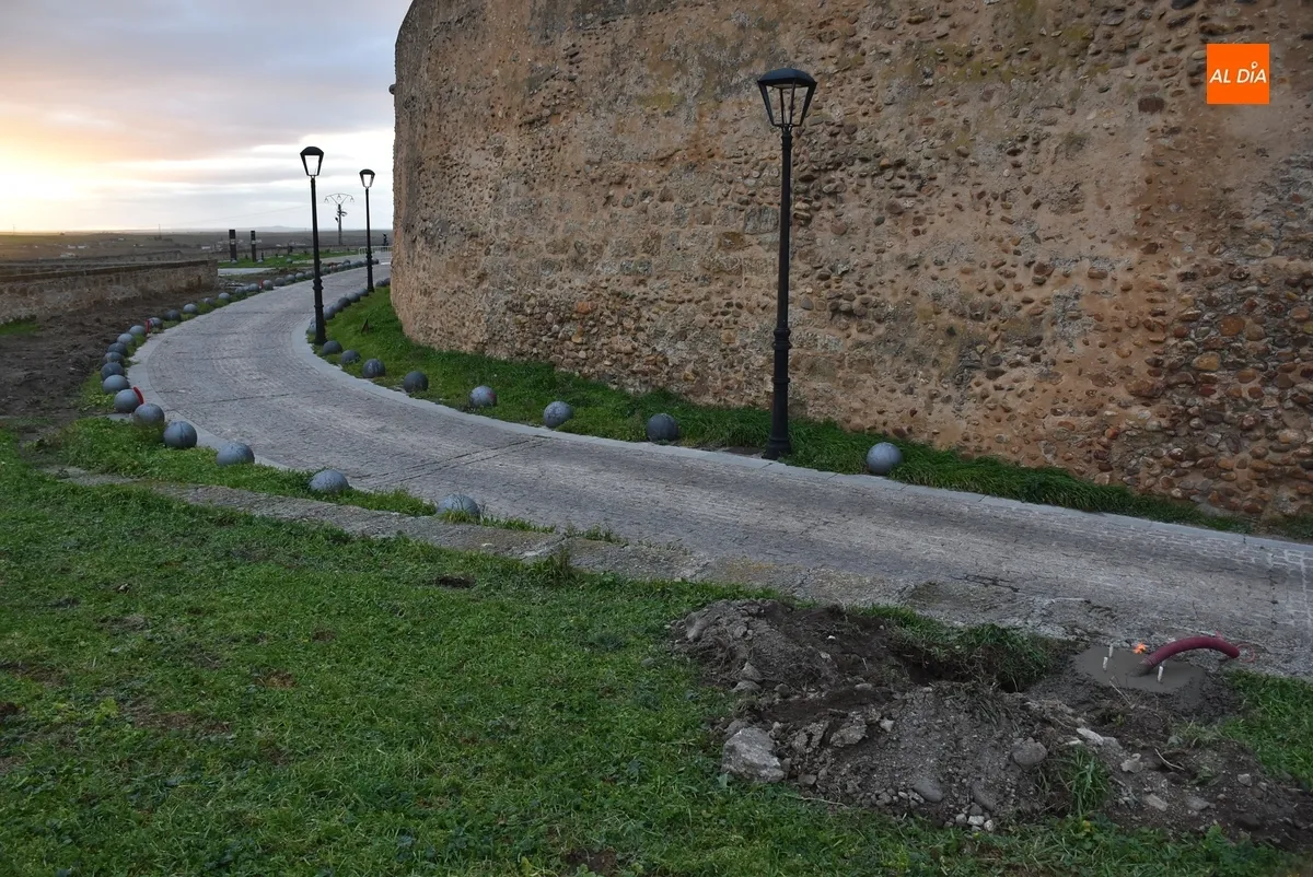 Foto 5 - En marcha el cambio de lateral de las farolas pr&oacute;ximas al Cuerpo de Guardia de San Pelayo