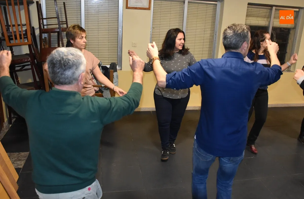 Foto 8 - Ra&uacute;l Benito imparte un taller de bailes de Pe&ntilde;aparda en la Avenida de Espa&ntilde;a