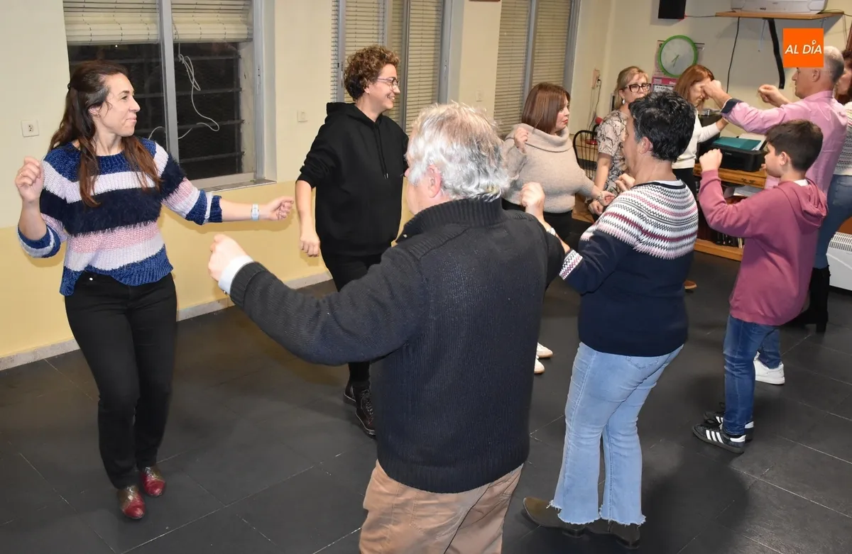 Foto 9 - Ra&uacute;l Benito imparte un taller de bailes de Pe&ntilde;aparda en la Avenida de Espa&ntilde;a