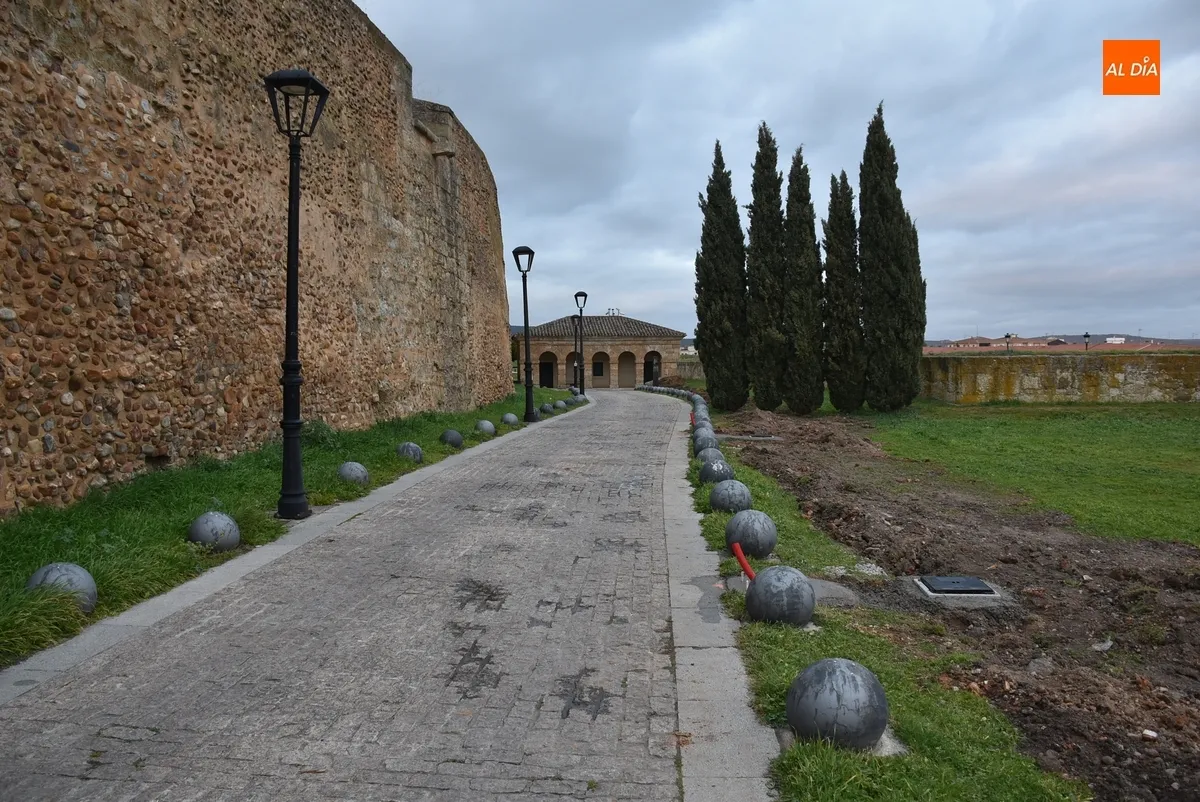 Foto 6 - En marcha el cambio de lateral de las farolas pr&oacute;ximas al Cuerpo de Guardia de San Pelayo